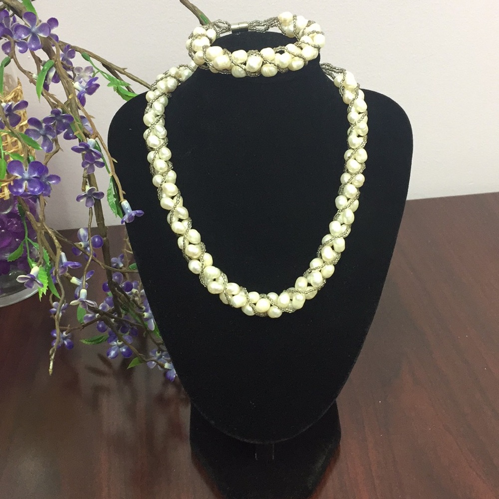 Vintage fresh water pearls chocker & bracelet